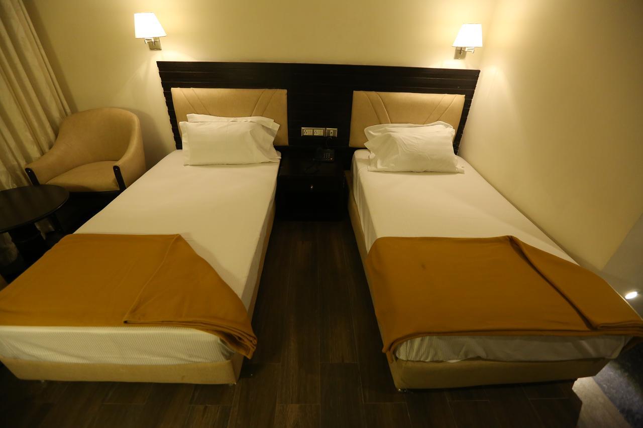 Hotel La Castle Madras Buitenkant foto