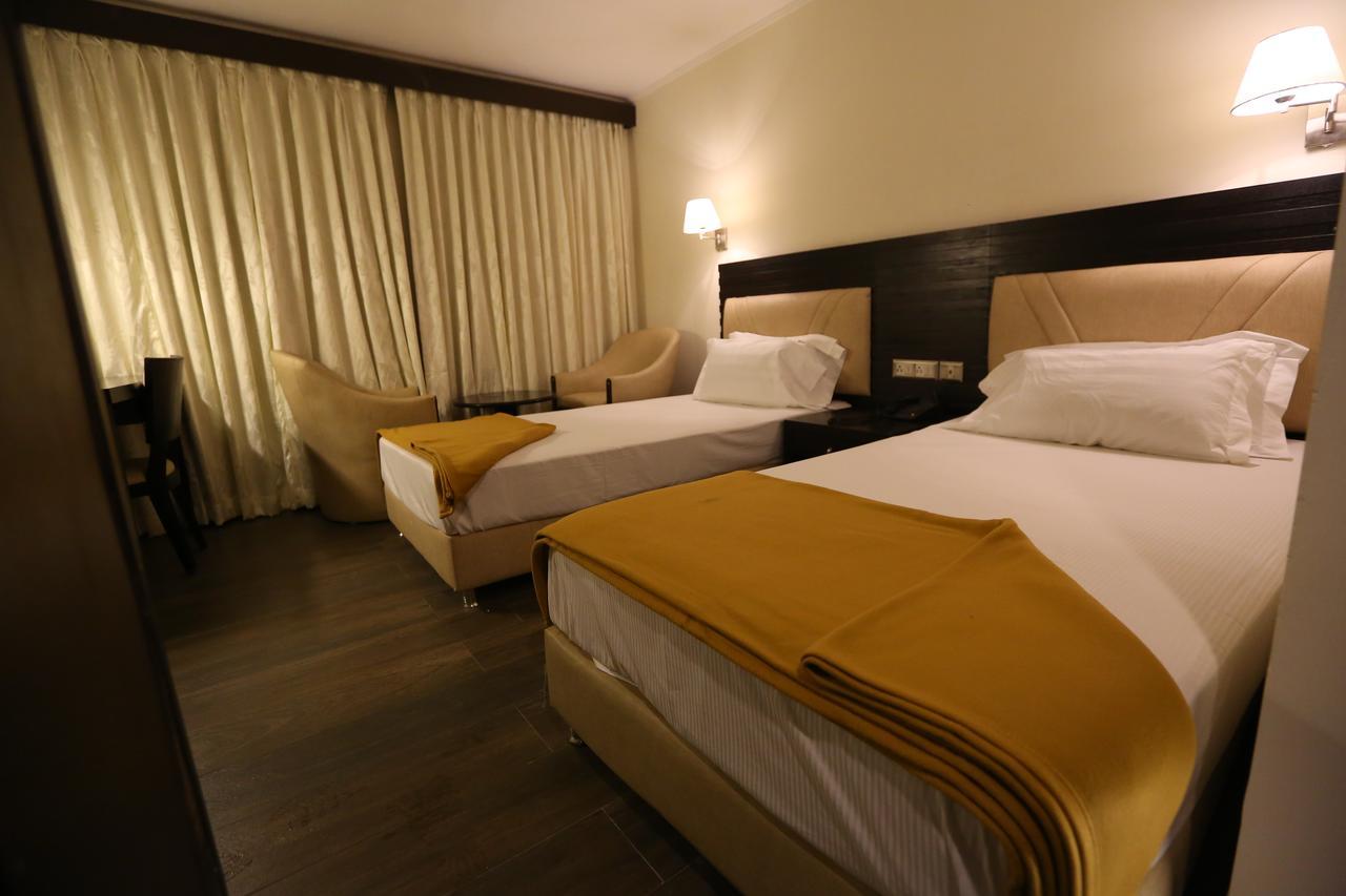 Hotel La Castle Madras Buitenkant foto